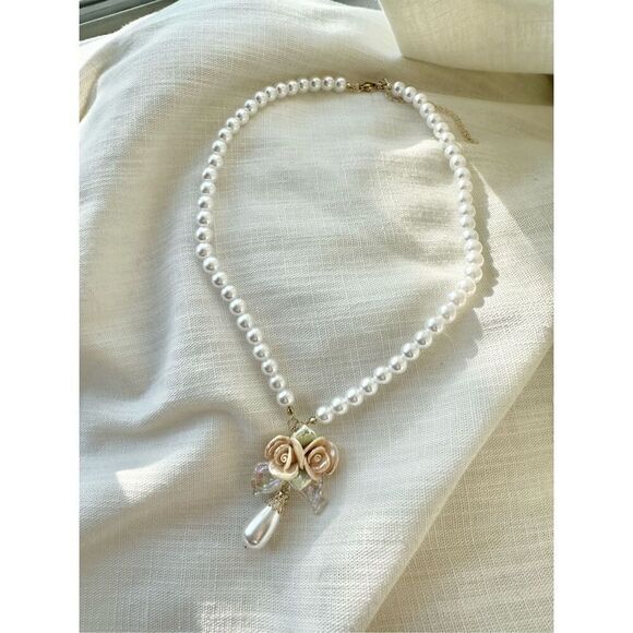 No Brand Jewelry - Princess pearlescent rose and pearl statement necklace